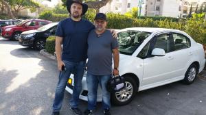 Довольный заказчик автоподбора под ключ, получающий свою новую машину.