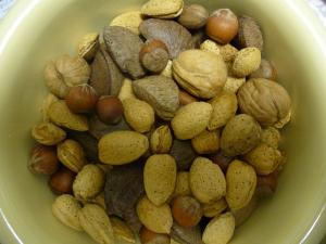 Орехи, разные орехи - вместо мяса. В качестве белка я и мои пациенты едят также ЖЁЛТЫЙ горох...