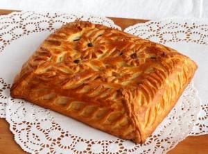 Пирог с творогом и изюмом
