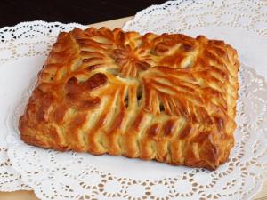 Пирог с капустой, беконом и грибами