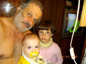 Иосиф Хусенский со своими детьми. Июнь 2010.