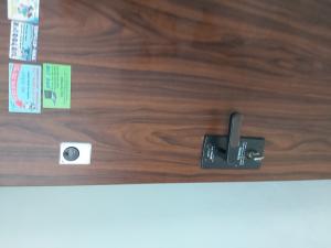 установлен верхний дополнительный сейфовский замок			